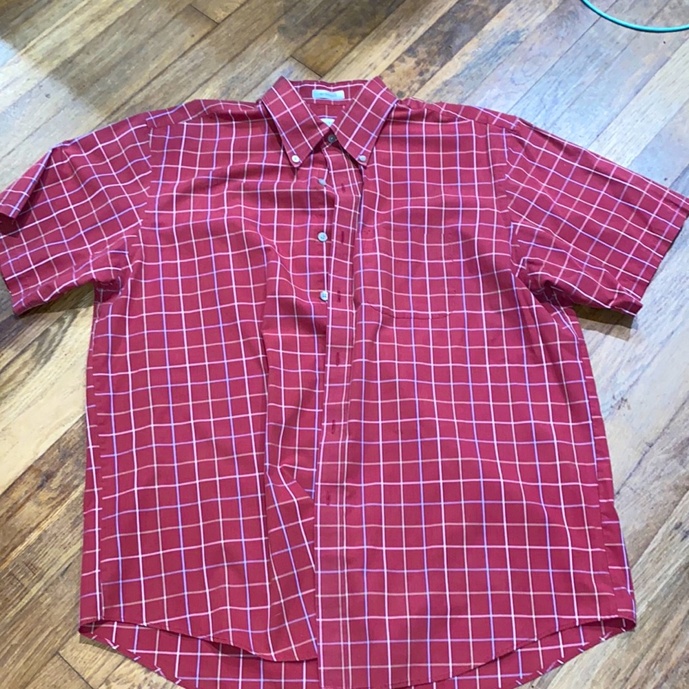 Mens Van Heusen size large. Short sleeve button down shirt.